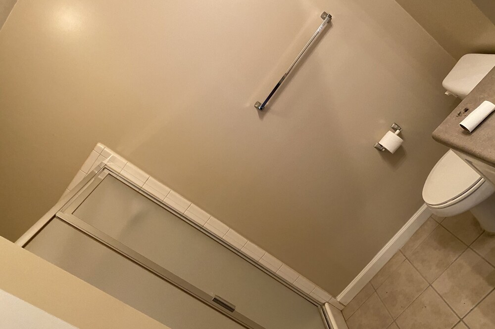 Cozy Two Bedroom Apartment W/ Balcony