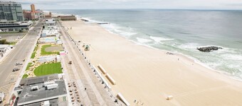 The Melrose, 2C - Full Bed & Bath: Romantic Getaway, Steps from the Beach, Cozy