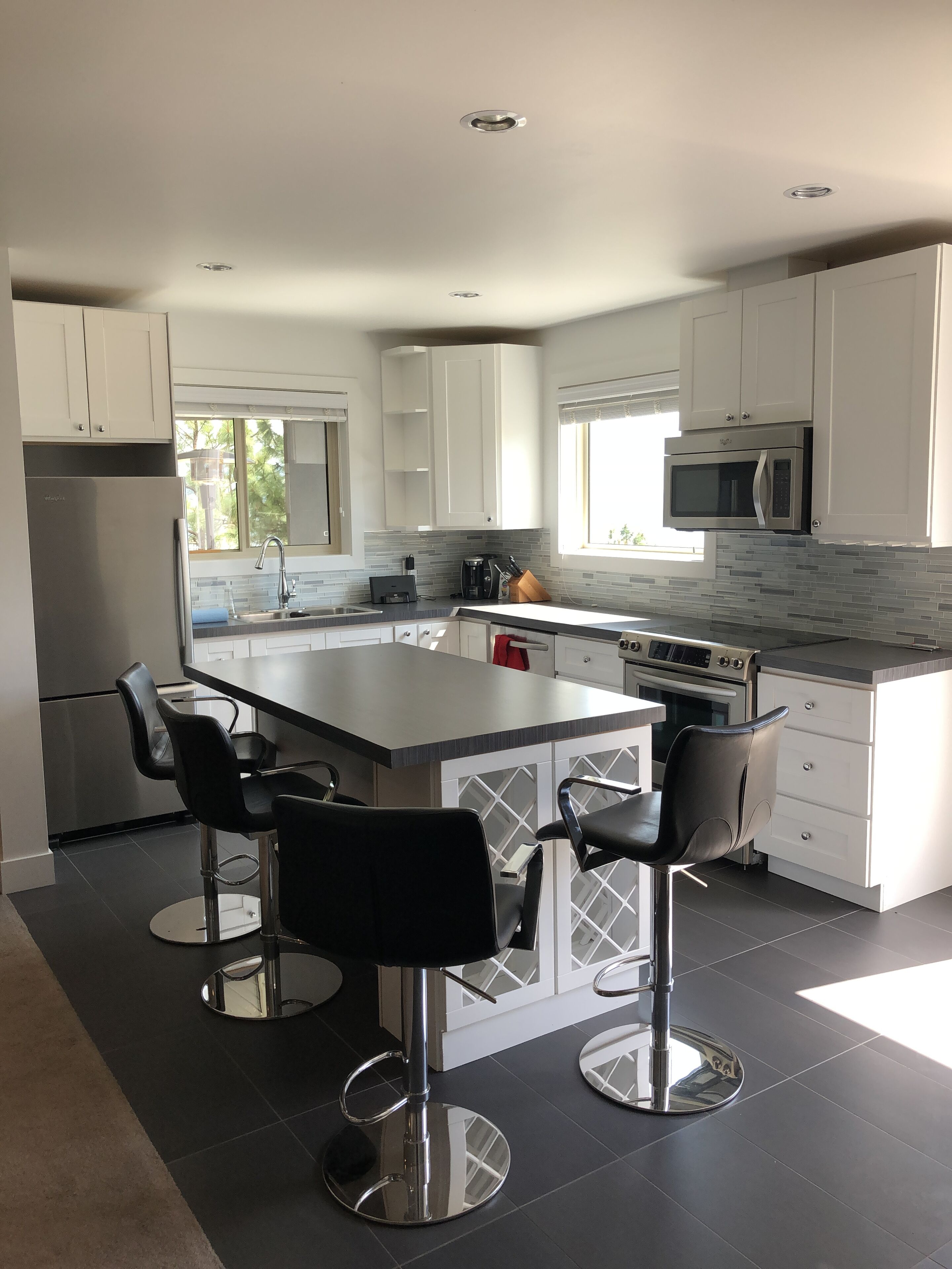 Spacious Modern 2 Bedroom with Beautiful views and close to Wineries