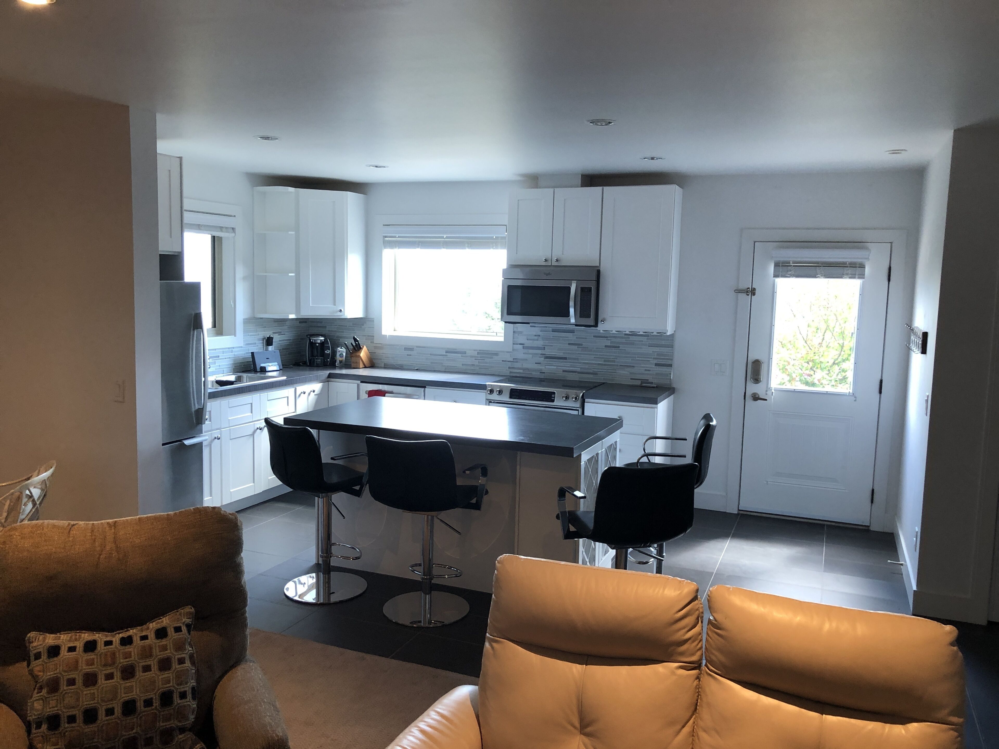 Spacious Modern 2 Bedroom with Beautiful views and close to Wineries