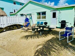 Outdoor dining - Paradise in Key Colony with Cabana Beach Access (Key Colony Beach)