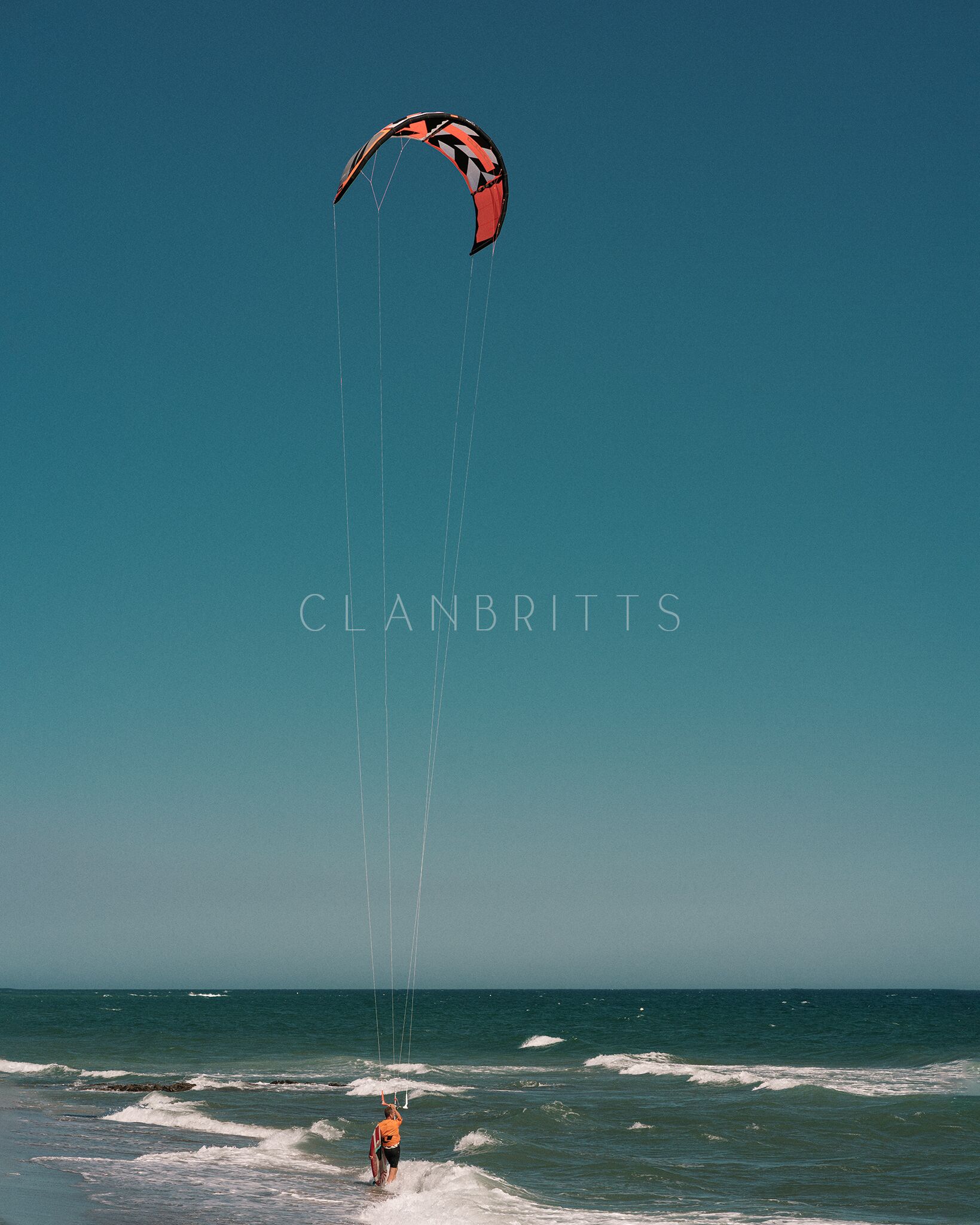 Una persona parapente sobre el océano.