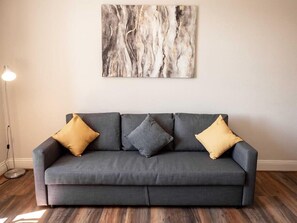 Una televisión, una chimenea