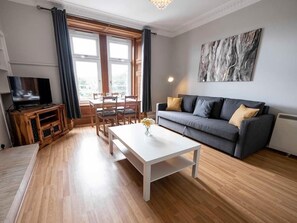 Una televisión, una chimenea