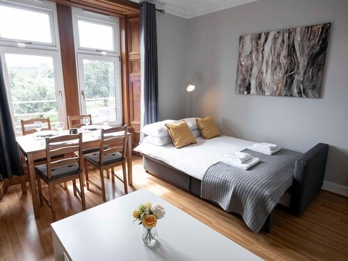 ☆ Bright, Modern West-End Apartment ☆
