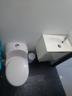 Douche, serviettes fournies, savon, shampoing