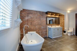 Apartamento, 2 habitaciones (SJ201) | Baño | Bañera y ducha independientes y artículos de higiene personal gratuitos
