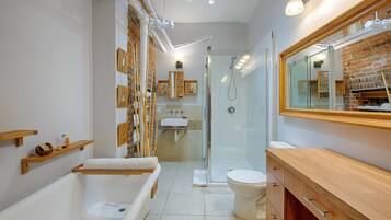Two-Bedroom Apartement (SJ101) | Bathroom | Separate bathtub and shower, free toiletries, hair dryer, towels