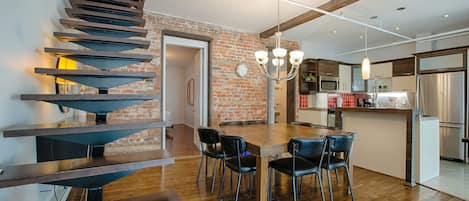 Departamento, 2 habitaciones (SJ201) | Área de sala de estar | Smart TV de 36 pulgadas con canales por cable y televisión