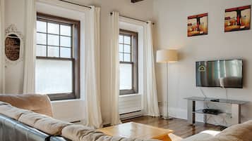Two-Bedroom and Two-Bathroom Apartment (SJ201) | Living area