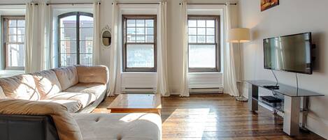 Two-Bedroom and Two-Bathroom Apartment (SJ201) | Living area
