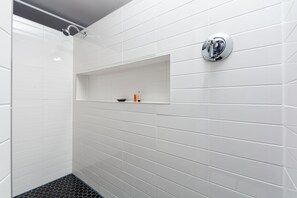 Apartment, 2 Schlafzimmer (SJ201) | Badezimmer | Badewanne und Dusche (separat), kostenlose Toilettenartikel