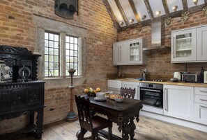 Fridge, microwave, oven, stovetop - Exposed timbers, a feature stone fireplace, flagstone and oak floors – The Chapel has a wealth of pe (Bromsgrove)