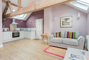 TV - A self-contained holiday let set on a working farm with complete privacy (Monkland, nr Leominster)