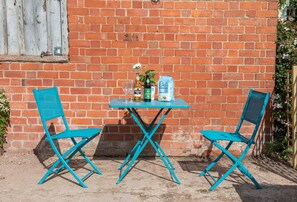 Outdoor dining - A self-contained holiday let set on a working farm with complete privacy (Monkland, nr Leominster)