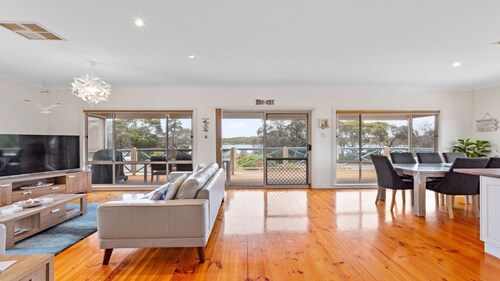 Catch of the Bay - Great Location on the Esplanade with  View of the Channel