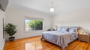 3 habitaciones y tabla de planchar con plancha