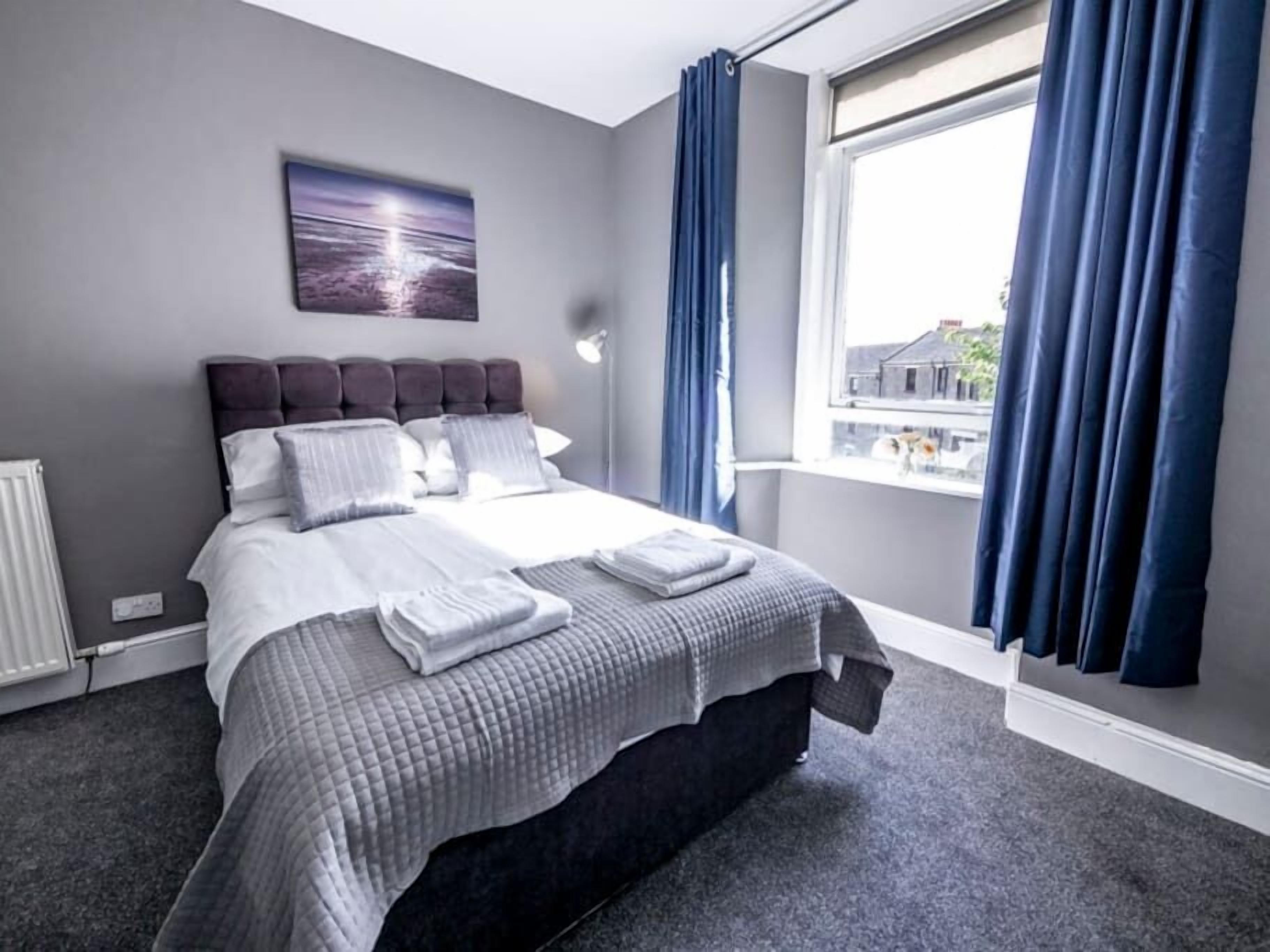 1 dormitorio, tabla de planchar con plancha, wifi y ropa de cama