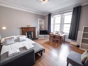 1 slaapkamer, een strijkplank/strijkijzer, wifi, beddengoed