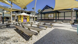 Outdoor dining - Ocean Club Villa steps from the beach, minutes away from Coligny Plaza! (Hilton Head Island)