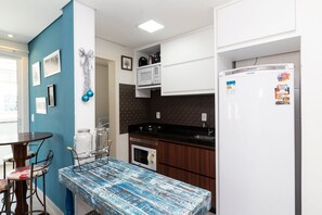 Apartamento | Cozinha privada | Geladeira, micro-ondas, cooktop, liquidificador