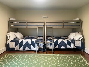 5 bedrooms, iron/ironing board, WiFi, bed sheets