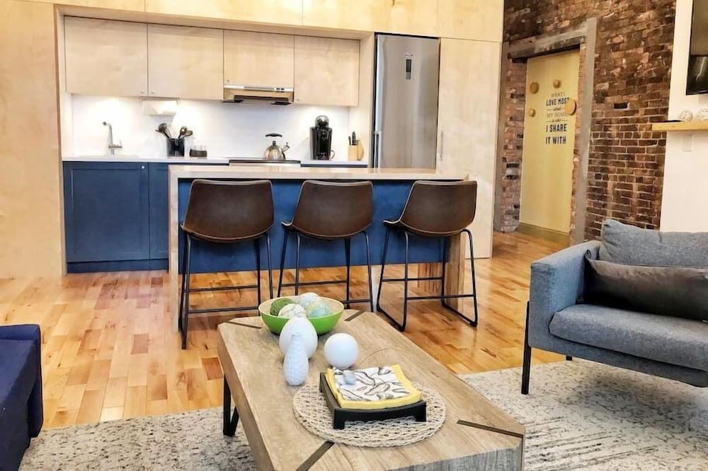 #303 · Yale area-modern 1br w/ high ceilings, views #303