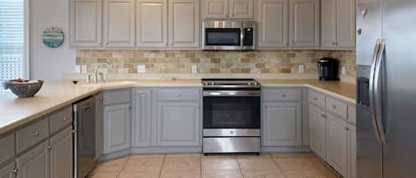Refrigerador, microondas, horno y parrilla de estufa