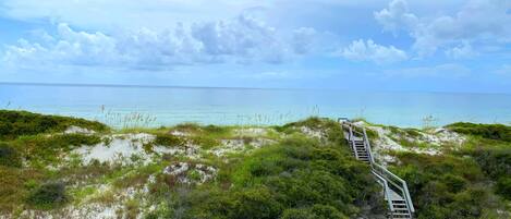 在海滩、沙滩椅
