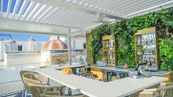 Bar na cobertura, vistas para o mar, aberto em determinados dias