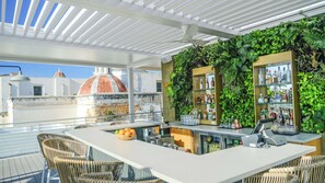 Bar ở tầng thượng, nhìn ra bãi biển, mở cửa một số ngày 