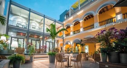 Palacio Provincial San Juan, Curio Collection by Hilton