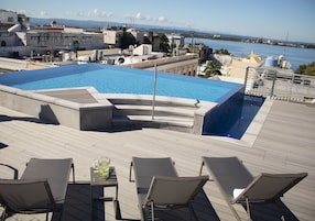 Una piscina al aire libre