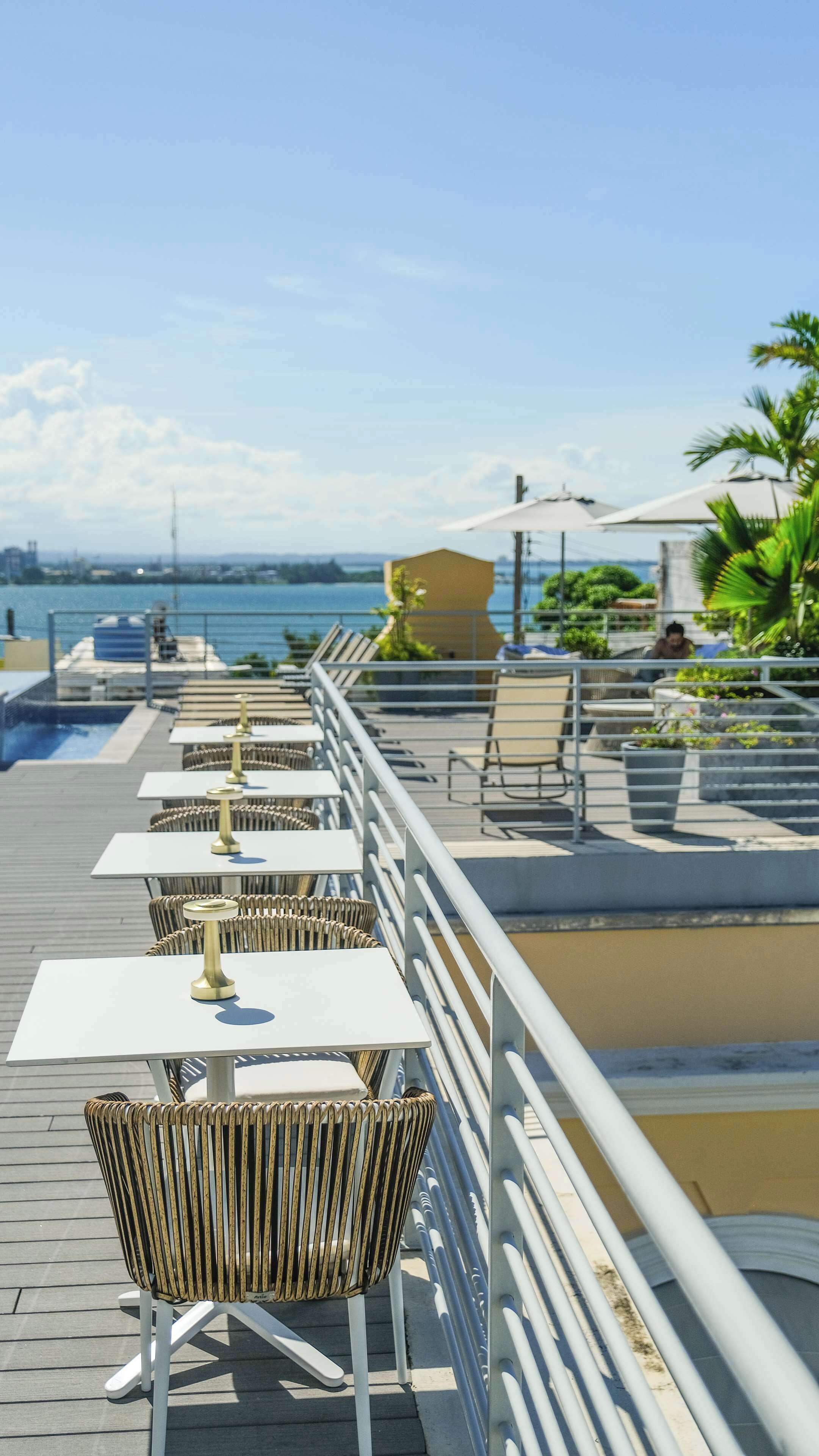 Melayani sarapan, makan siang, dan makan malam