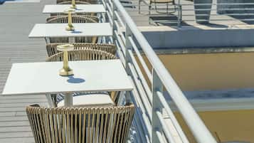 Melayani sarapan, makan siang, dan makan malam