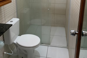 Quarto triplo, várias camas | Banheiro | Chuveiro, produtos de toalete grátis, toalhas de banho