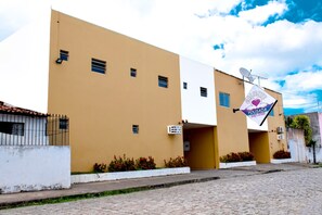 A two-story building with a yellow facade, a satellite dish, and a signboard with the name 'Gauiente Pousada'. - Mar Azul Hotel (Maceió)
