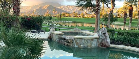 Een buitenzwembad en een verwarmd zwembad