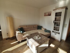 Een smart-tv en boeken