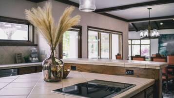 KĂŒhlschrank, Mikrowelle, Ofen, Herdplatte