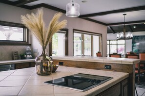 冰箱、微波炉、烤箱、炉灶