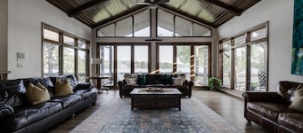 Lakefront Mansion! Enjoy Ping Pong, Pool, Shuffleboard, Kayaking, BBQ & Sunsets!