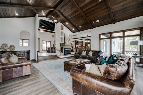 10 BR 6.5 BA Lake Hamilton ~ Calm Cove ~ Kayaks ~ Paddle Boat ~ Game Garage