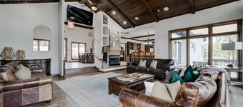 10 BR 6.5 BA Lake Hamilton ~ Calm Cove ~ Kayaks ~ Paddle Boat ~ Game Garage