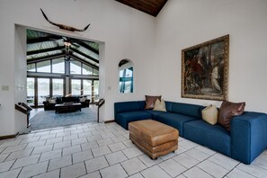 TV, fireplace, ping pong - 10 BR 6.5 BA Lake Hamilton ~ Calm Cove ~ Kayaks ~ Paddle Boat ~ Game Garage (Hot Springs)