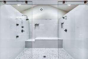 Combined shower/tub, hair dryer, towels