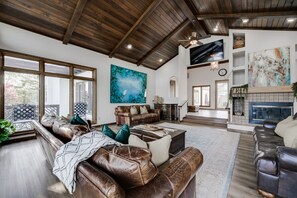 Televisie, een open haard en een tafeltennistafel