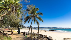 On the beach - Orion 2 - Beachfront Rainbow Bay Coolangatta - All Linen Supplied - Min. 3 night stays year round! (Coolangatta)