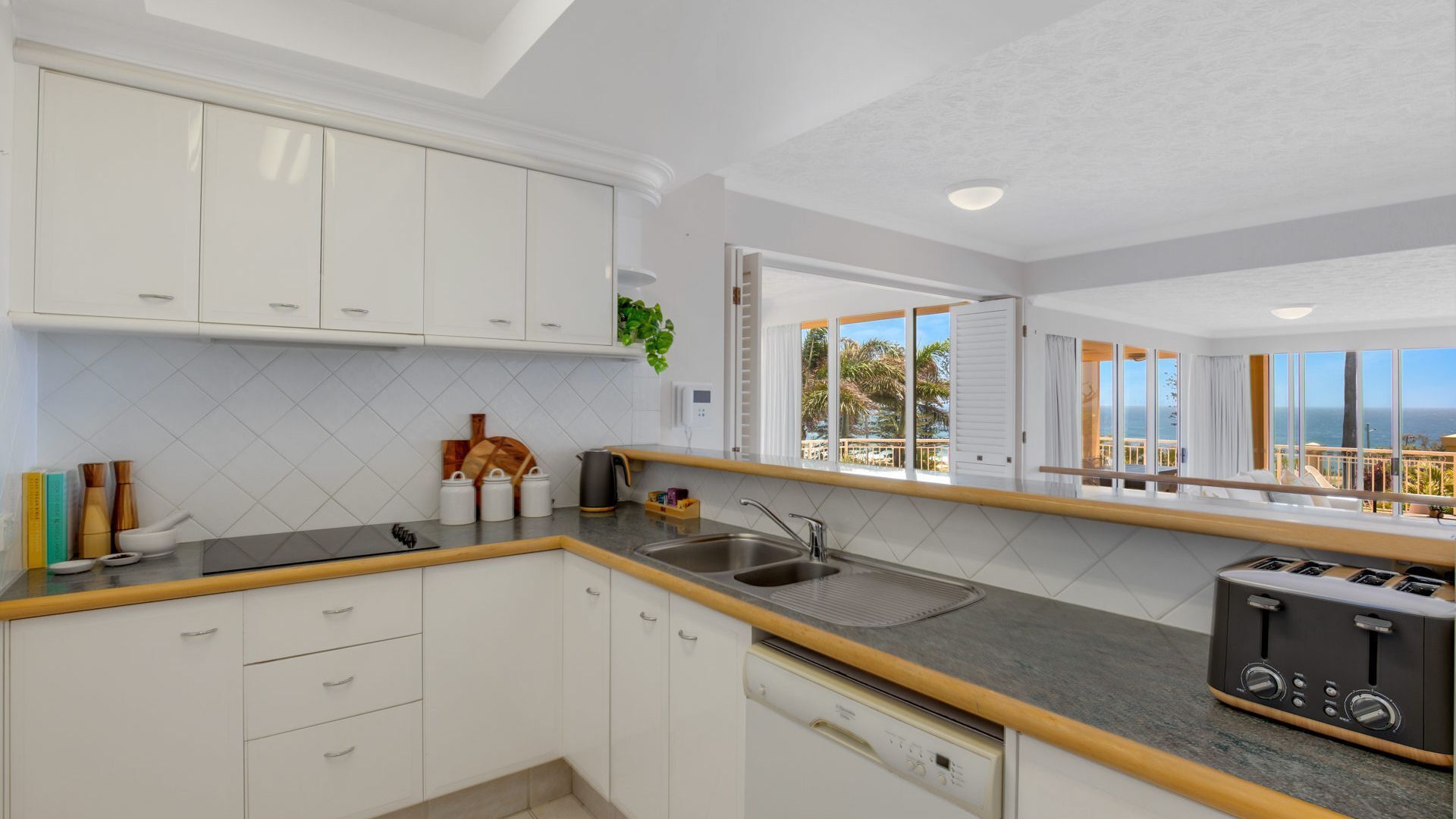 Orion 2 - Beachfront Rainbow Bay Coolangatta - All Linen Supplied - Min. 3 night stays year round! — image 13