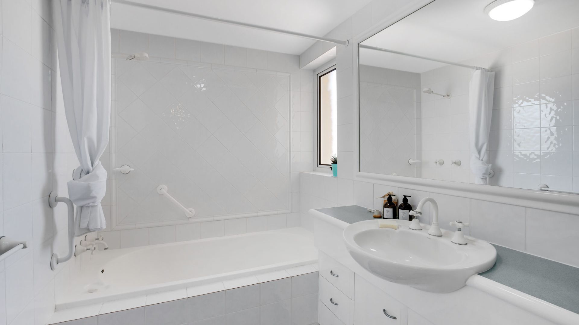 Orion 2 - Beachfront Rainbow Bay Coolangatta - All Linen Supplied - Min. 3 night stays year round! — image 17